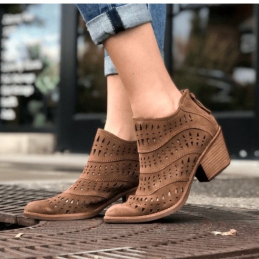 EUC Sofft Westwood Tan Suede Booties.